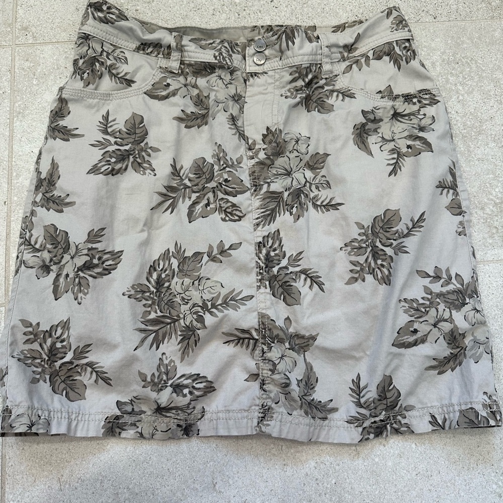 Skirt with shorts under(skort)